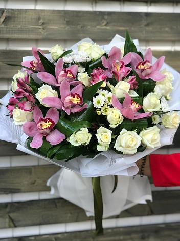 Букет цветов из: Розы и Хризантемы в Поселке дома отдыха Бекасово
