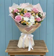 Букет цветов из:  Гвоздики, Орхидеи и Розы в Поселке дома отдыха Бекасово