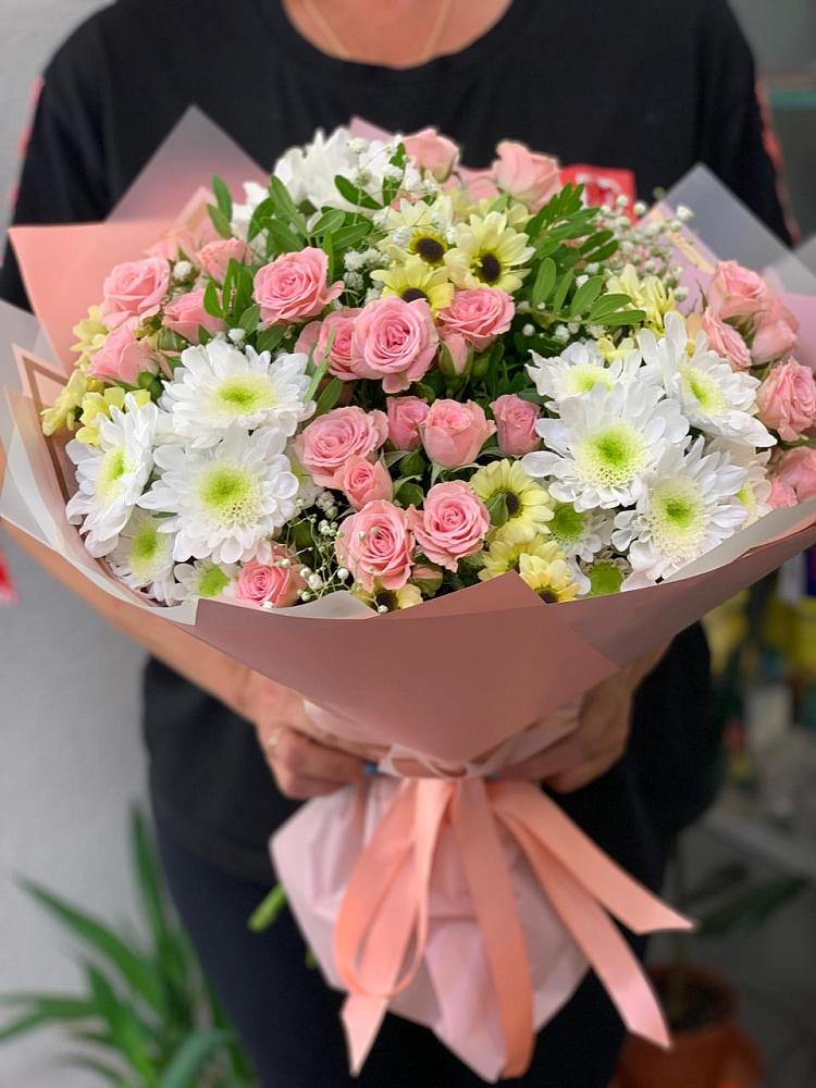 Букет цветов из: Розы и Хризантемы в Поселке дома отдыха Бекасово