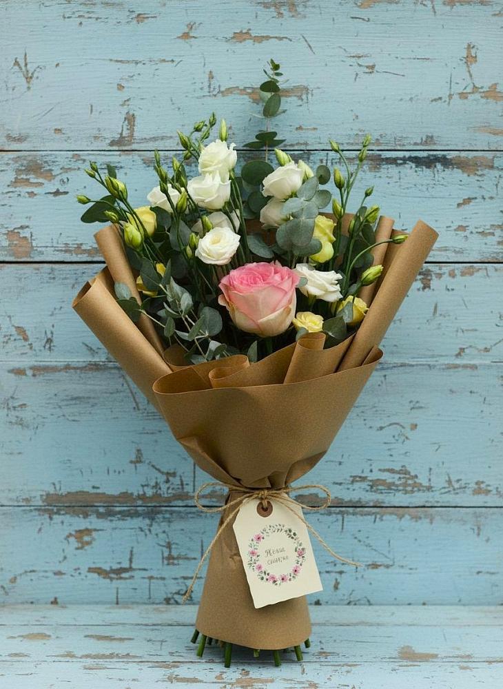 Букет цветов из: Розы и Лизиантусы в Поселке дома отдыха Бекасово