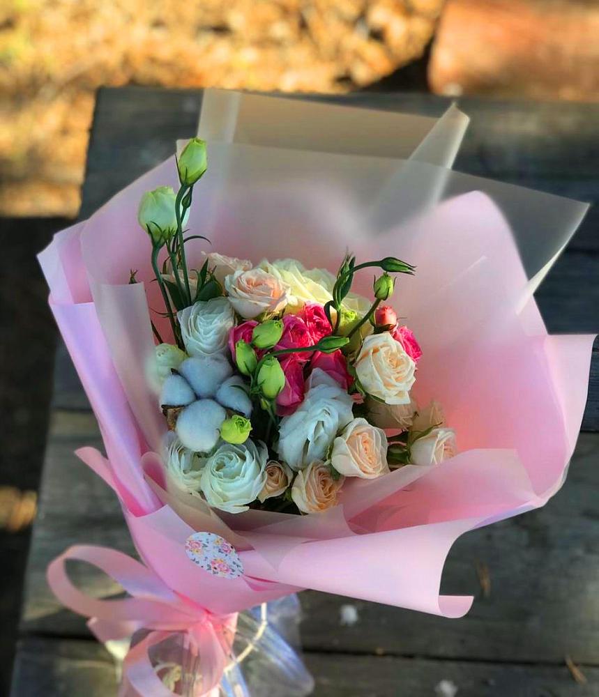 Букет цветов из: Розы и Лизиантусы в Поселке дома отдыха Бекасово