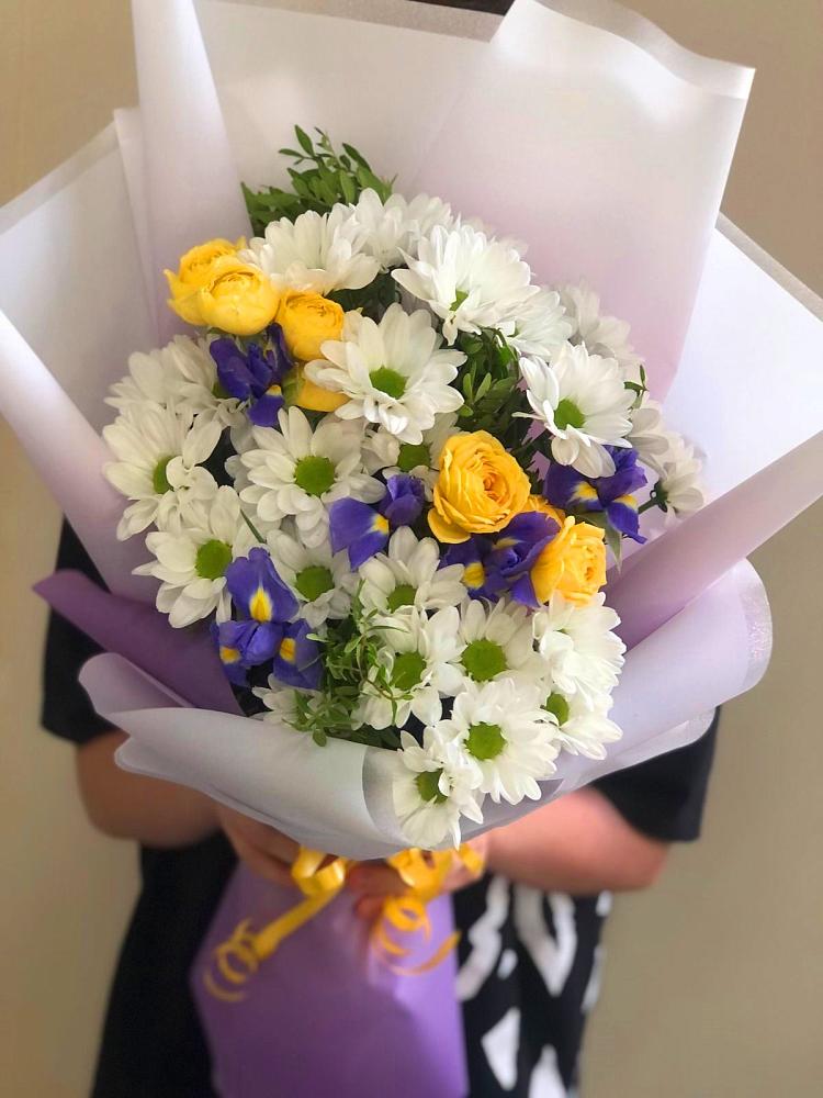 Букет цветов из: Ирисы, Хризантемы и Розы в Поселке дома отдыха Бекасово