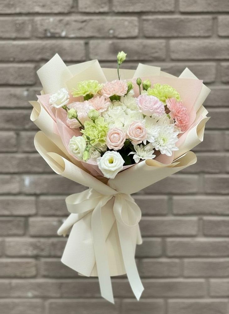 Букет цветов из: Гвоздики, Розы, Лизиантусы и Хризантемы в Поселке дома отдыха Бекасово