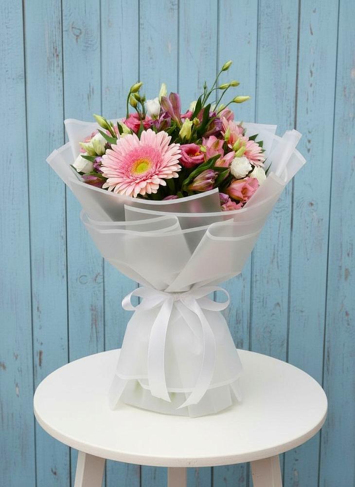 Букет цветов из: Герберы, Альстромерии и Лизиантусы в Поселке дома отдыха Бекасово