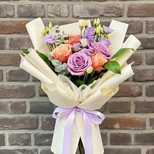 Букет цветов из:  Лизиантусы и Розы #REPLACE_PRED# Поселке дома отдыха Бекасово