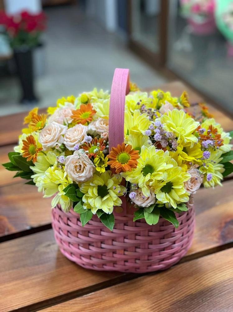 Цветочная композиция из Хризантемы и Розы в корзине в Поселке дома отдыха Бекасово