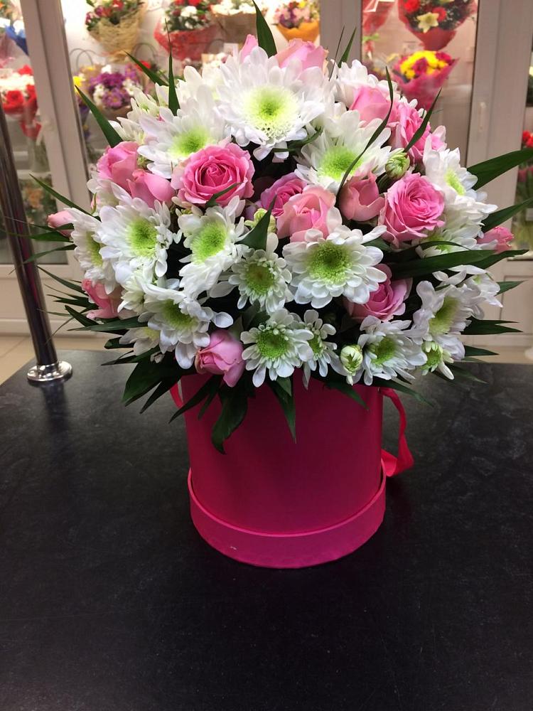 Цветочная композиция из Розы и Хризантемы в шляпной коробке в Поселке дома отдыха Бекасово