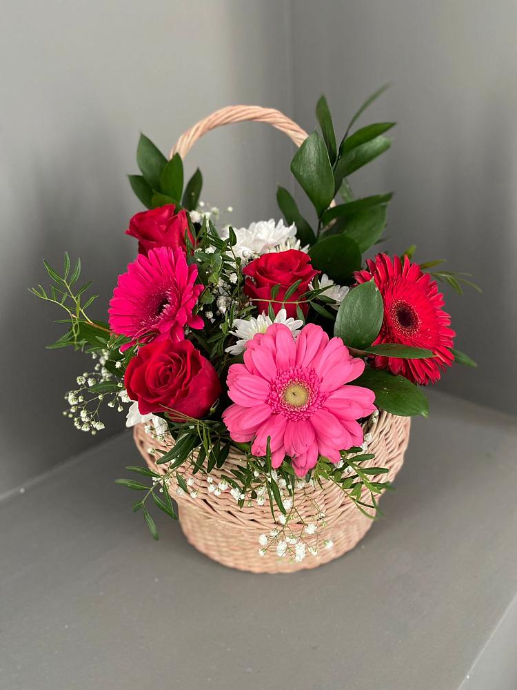 Цветочная композиция из Розы, Хризантемы и Герберы в корзине в Поселке дома отдыха Бекасово