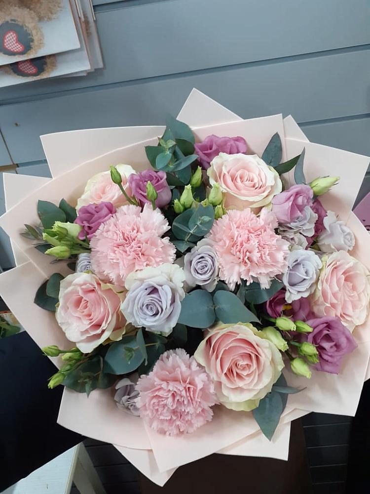 Букет цветов из: Розы, Гвоздики и Лизиантусы в Поселке дома отдыха Бекасово