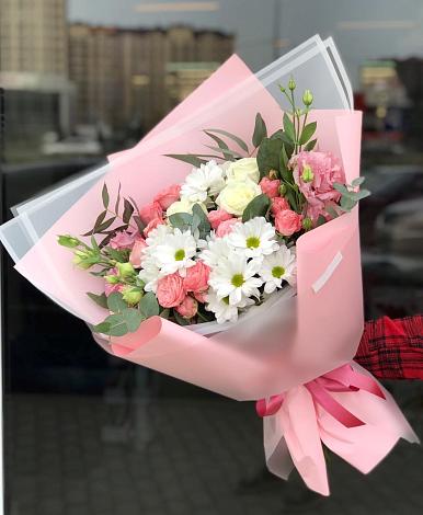 Букет цветов из: Розы, Лизиантусы и Хризантемы в Поселке дома отдыха Бекасово
